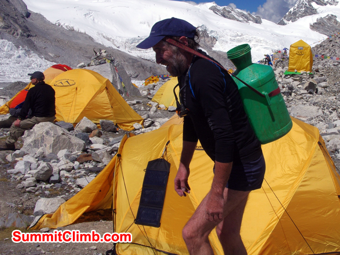 Trying to replace a porter. Photo Detlef Buckwitz